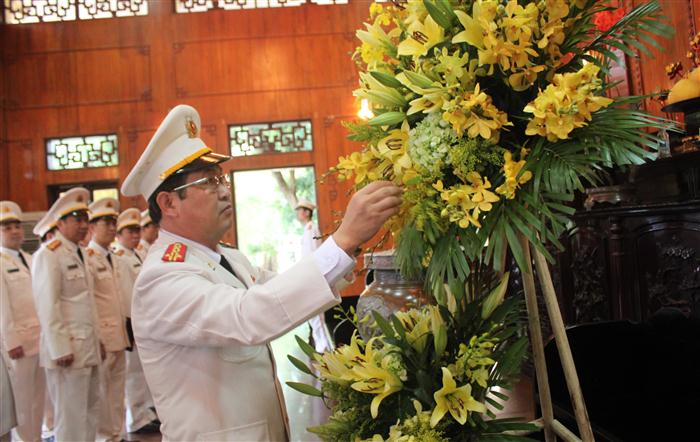 Thay mặt đoàn, Đại tá Nguyễn Tiến Dần, Phó Giám đốc, Thủ trưởng Cơ quan ANĐT Công an tỉnh dâng lên Bác lẵng hoa tươi thắm       