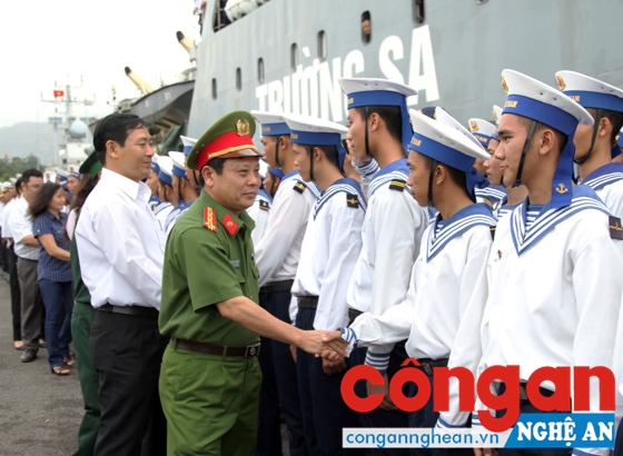 Đại diện lãnh đạo tỉnh và Công an tỉnh Khánh Hòa tiễn thân mật CBCS Vùng 4 Hải quân ra Trường Sa nhận nhiệm vụ