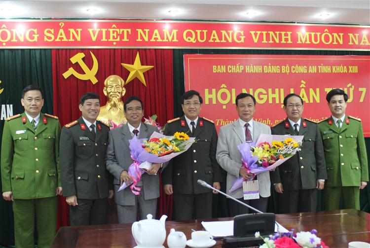 Các đồng chí trong BTV Đảng ủy, Lãnh đạo Công an tỉnh tặng hoa chia tay các đồng chí nguyên Ủy viên BCH Đảng bộ Công an tỉnh