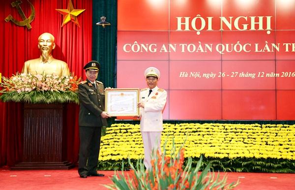 Thừa ủy quyền của Chủ tịch nước, Bộ trưởng Tô Lâm trao Huân chương Quân công hạng Nhì cho Thượng tướng  Trần Việt Tân , nguyên Thứ trưởng Bộ Công an.