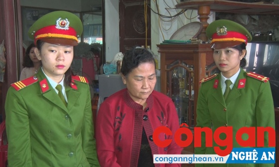 Cơ quan CSĐT Công an huyện Con Cuông bắt đối tượng Nguyễn Thị Thảo