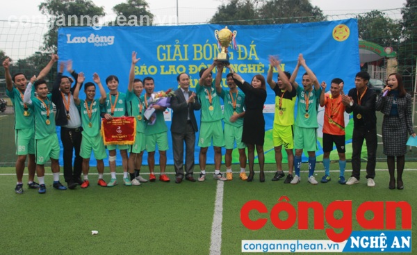 Ban tổ chức trao cúp vô địch cho đội bóng Yên Thành FC