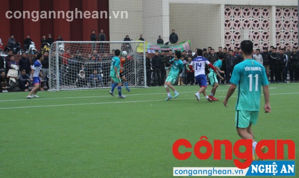 Trận chung kết giữa hai đội Yên Thành FC và Á Đông