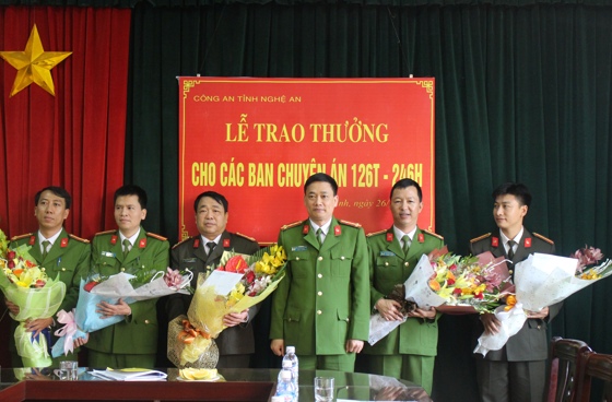 Đồng chí Đại tá Nguyễn Mạnh Hùng, Phó Giám đốc Công an tỉnh trao thưởng cho Ban chuyên án 126T và 246H