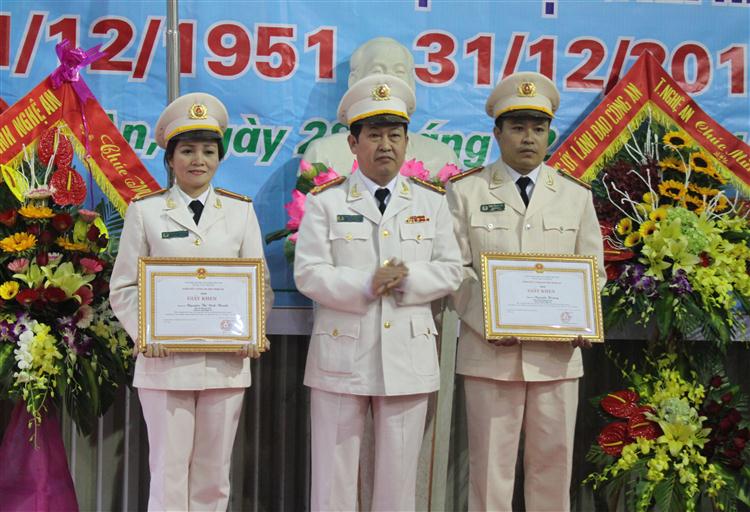 Đồng chí Đại tá Nguyễn Tiến Dần, Phó giám đốc Công an tỉnh trao Giấy khen của Giám đốc Công an tỉnh cho 2 cá nhân