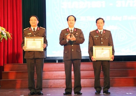 Đồng chí Đại tá Lê Văn Sao, Giám đốc Công an tỉnh trao Bằng khen của Tổng cục An ninh cho các tập thể và cá nhân xuất sắc