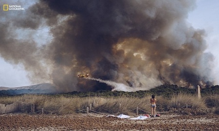 Cảnh cháy rừng ở bờ biển Tây Ban Nha. Ảnh: Sergej Chursyn