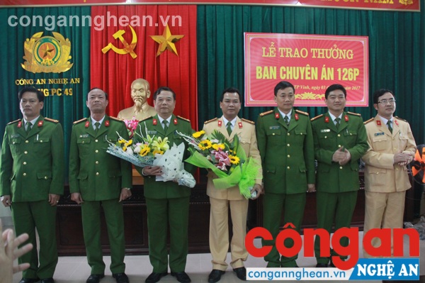 Đồng chí Đại tá Nguyễn Mạnh Hùng – Phó giám đốc Công an tỉnh trao thưởng cho Ban chuyên án 