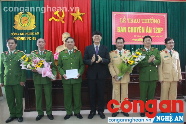 Đồng chí Lê Xuân Đại – Phó chủ tịch UBND Tỉnh trao thưởng cho Ban chuyên án