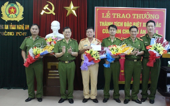 Đồng chí Đại tá Nguyễn Hữu Cầu, Uỷ viên BTV Tỉnh uỷ, Giám đốc Công an tỉnh trao thưởng cho Ban chuyên án 288V