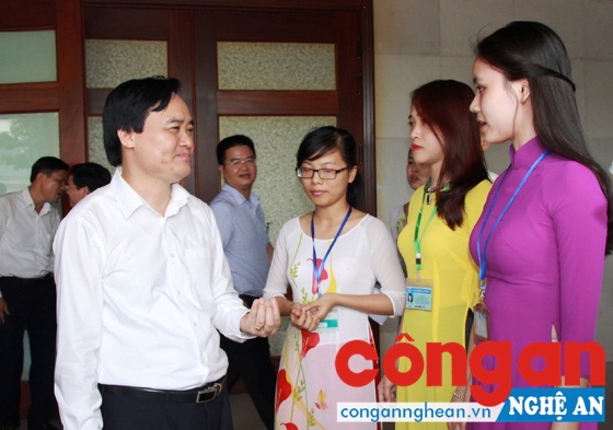 Bộ trưởng Bộ GD&ĐT Phùng Xuân Nhạ trò chuyện với sinh viên Trường Đại học Vinh