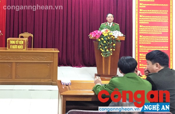 Thượng tá Nguyễn Hồng Tuyến- Trưởng Công an huyện phát động phong trào quyên góp ủng hộ người nghèo dịp Tết nguyên đán trong CBCS