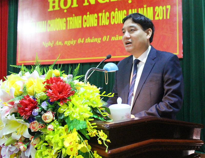 Đồng chí Nguyễn Đắc Vinh, Ủy viên TW Đảng, Bí thư Tỉnh uỷ Nghệ An phát biểu tại Hội nghị