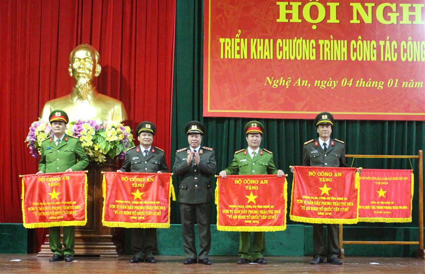Đồng chí Thượng tướng Bùi Văn Nam, Uỷ viên Trung ương Đảng, Thứ trưởng Bộ Công an trao Cờ của Bộ Công an cho các Đơn vị dẫn đầu phong trào thi đua 