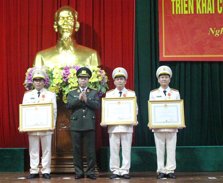 Đồng chí Thượng tướng Bùi Văn Nam, Uỷ viên Trung ương Đảng, Thứ trưởng Bộ Công an trao Huân chương chiến công hạng Ba cho các đồng chí
