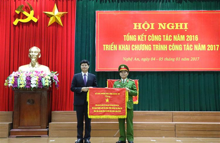 Đồng chí Lê Xuan Đại, Phó Chủ tịch thường trực UBND tỉnh  trao Cờ thi đua của UBND cho tập thể có thành tích xuất sắc