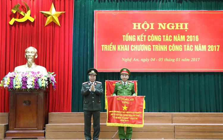 Thượng tướng Bùi Văn Nam, Thứ trưởng Bộ Công an tặng Cờ thi đua xuất sắc cho đơn vi dẫn đầu phong trào thi đua Vi ANTQ cấp cơ sở 