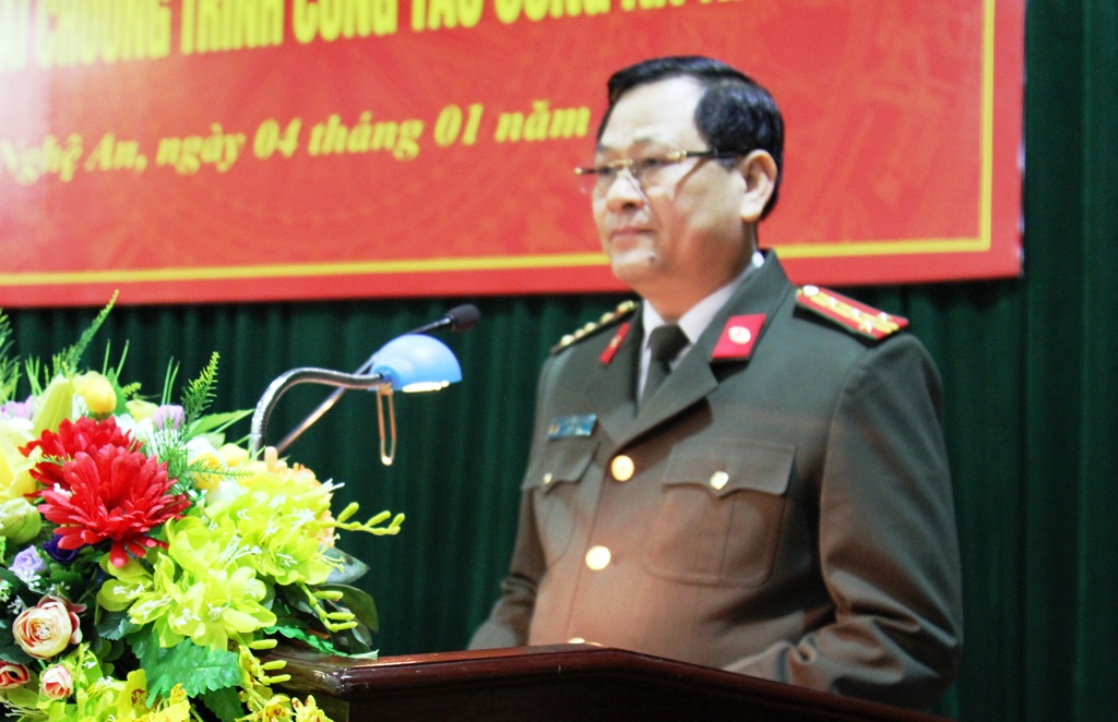 Đại tá Nguyễn Hữu Cầu - Ủy viên BTV Tỉnh ủy, Giám đốc Công an tỉnh phát biểu tại hội nghị