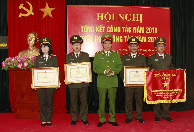 Thứ trưởng Lê Quý Vương trao Cờ thi đua và tặng Bằng khen của Bộ Công an cho các tập thể của Viện Chiến lược và Khoa học Công an.