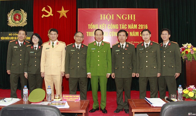 Thứ trưởng Lê Quý Vương cùng các đại biểu tham dự Hội nghị.
