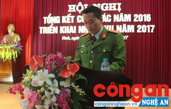 Đồng chí Đại tá Nguyễn Mạnh Hùng, Ủy viên BTV Đảng ủy, Phó Giám đốc Công an tỉnh nhấn mạnh những nhiệm vụ mà Công an TP Vinh cần tập trung triển khai trong năm 2017.