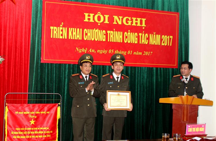 Đồng chí Đại tá Hồ Văn Tứ, Phó Giám đốc Công an tỉnh trao Danh hiệu Đơn vị kiểu mẫu về văn hóa, điều lệnh CAND năm 2016 cho phòng PX15