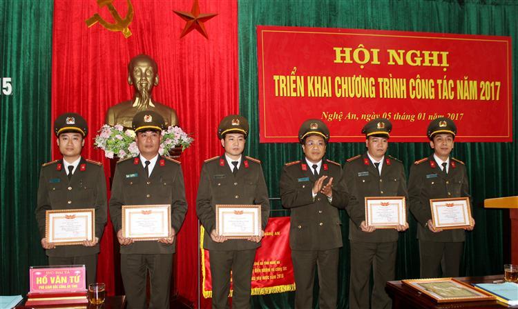 Đồng chí Đại tá Hồ Văn Tứ, Phó Giám đốc Công an tỉnh trao danh hiệu Chiến sỹ thi đua cấp cơ sở năm 2016 cho cán bộ phòng PX15