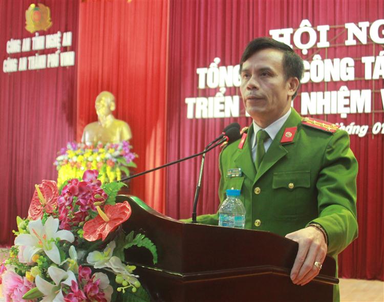 Đồng chí Đại tá Trần Ngọc Tú, Trưởng Công an TP Vinh báo cáo kết quả mà Công an TP Vinh đạt được trong năm 2016