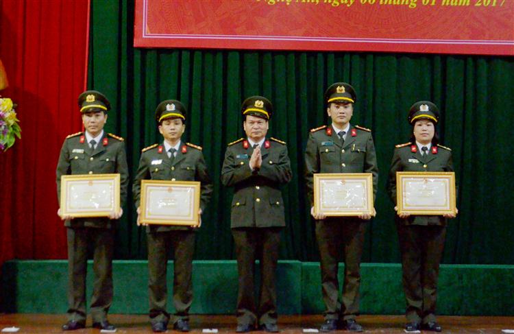 Đồng chí Đại tá Nguyễn Đình Dung, Phó giám đốc Công an tỉnh trao Bằng khen của Bộ Công an cho các đồng chí
