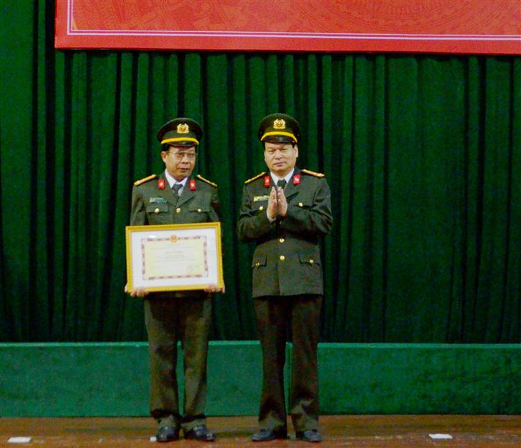 Đồng chí Đại tá Nguyễn Đình Dung trao Bằng khen của Tổng cục HCKT cho Đồng chí Nguyễn Văn Nam