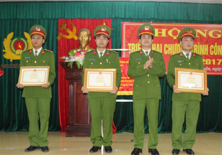 Đồng chí Thượng tá Nguyễn Đức Hải, Phó giám đốc Công an tỉnh trao thưởng cho các cá nhân có thành tích tiêu biểu trong năm 2016