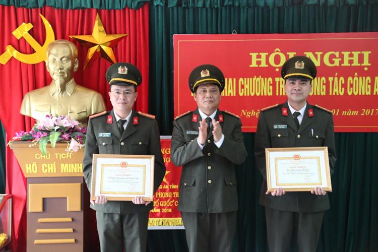 Đồng chí Đại tá Bùi Nguyên Tiến, Trưởng Phòng Tham mưu trao Giấy khen cho 2 Chi bộ đạt danh hiệu “Trong sạch, vững mạnh tiêu biểu năm 2016” 