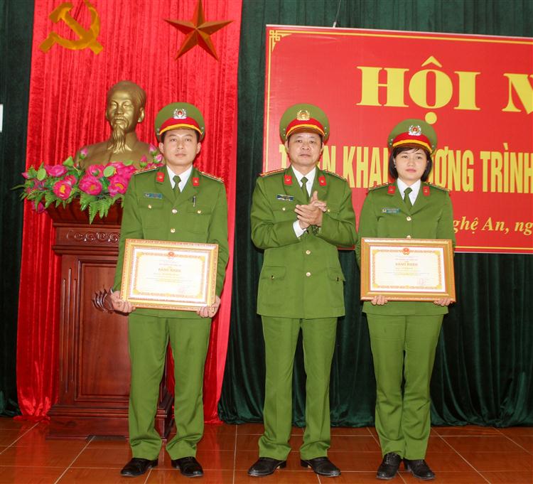 Đồng chí Đại tá Trần Sỹ Phàng, Giám thị Trại tam giam trao Bằng khen của Bộ Công an cho các cá nhân 