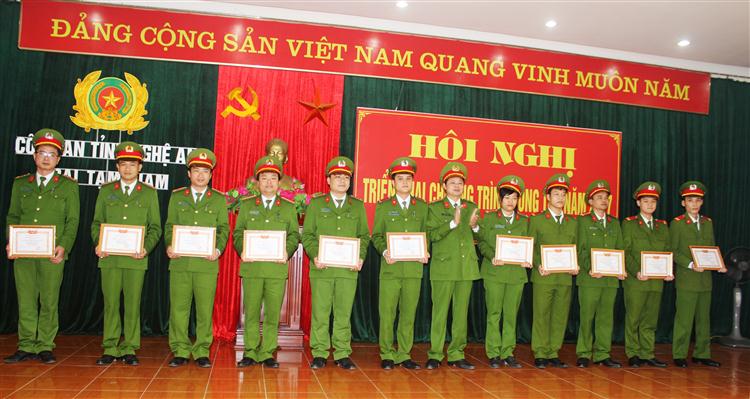Đồng chí đại tá Trần Sỹ Phàng, Giám thị Trại tạm giam trao danh hiệu chiến sỹ thi đua cơ sở.  