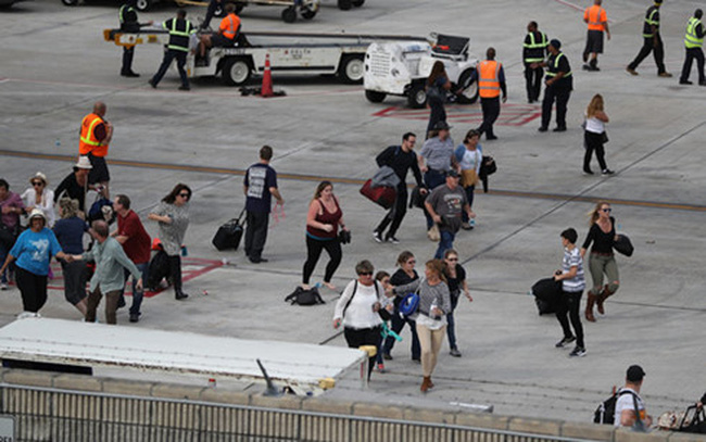 Quang cảnh hỗn loạn ở sân bay Fort Lauderdale sau vụ nổ súng. (Ảnh: AP)