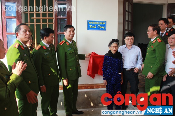 Cắt băng khánh thành tại nhà bà Nguyễn Thị Sáu tại xã Xuân Lâm, huyện Nam Đàn