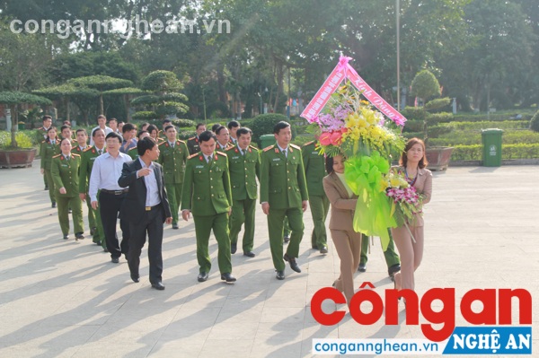 Tiếp đó, đoàn đã đến dâng hoa, dâng hương ở nhà tưởng niệm chủ tịch Hồ Chí Minh tại khu di tích Kim Liên, huyện Nam Đàn.