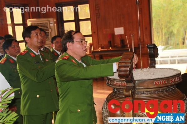 Thắp hương trước anh linh chủ tịch Hồ Chí Minh