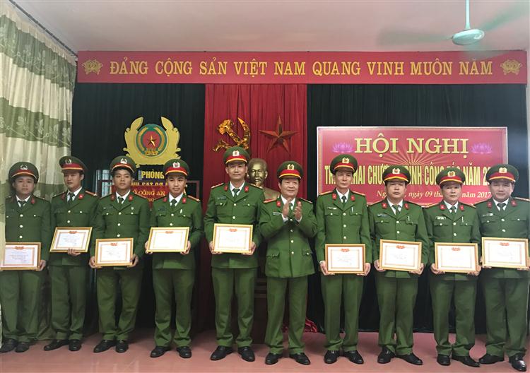 Lãnh đạo Phòng Cảnh sát cơ động trao thưởng các danh hiệu cho các tập thể, cá nhân 
