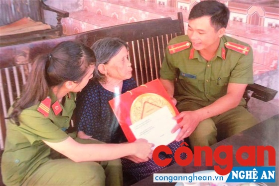 ĐVTN Công an huyện nhận đỡ đầu bà mẹ Việt Nam Anh hùng và thường xuyên duy trì hoạt động thăm hỏi, tặng quà vào các dịp Lễ, Tết