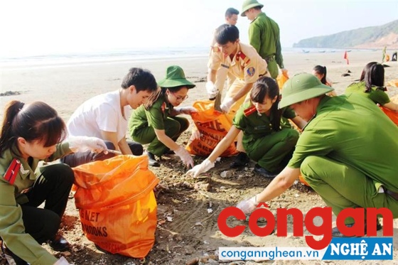 Ra quân làm sạch biển tại bãi biển Quỳnh Nghĩa
