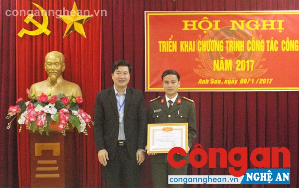 Đồng chí Nguyễn Hữu Sáng- Chủ tịch UBND huyện trao giấy khen cho Đội ANND Công an huyện
