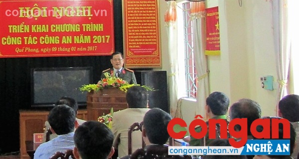 Đồng chí Đại tá Nguyễn Hữu Cầu- Ủy viên BTV Tỉnh ủy, Bí thư Đảng ủy, Giám đốc Công an tỉnh phát biểu chỉ đạo tại hội nghị