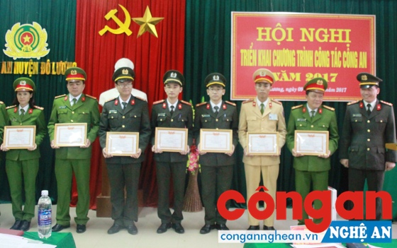 Đại úy Bùi La Sơn, Phó Trưởng phòng Tham mưu trao danh hiệu Chiến sỹ thi đua cấp cơ sở cho các cá nhân