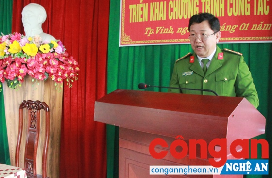 Đại tá Nguyễn Văn Đông, Trưởng phòng Cảnh sát QLHC về TTXH quán triệt một số nội dung cơ bản của Hội nghị