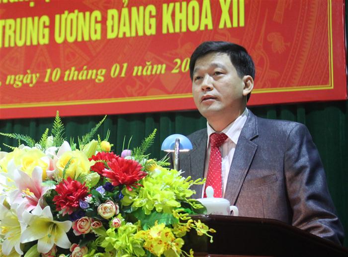 Đồng chí Kha Văn Tám, Phó trưởng ban Tuyên giáo Tỉnh ủy trình bày tại Hội nghi.