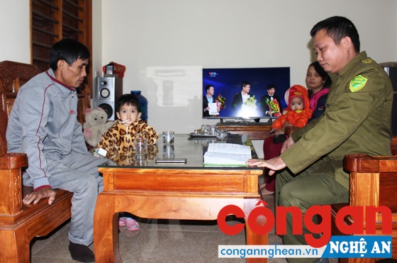 Gia đình anh Cao Văn Thịnh trao đổi với Công an xã tại nhà riêng