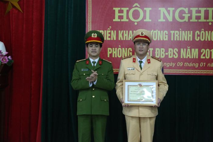 Thượng tá Nguyễn Đức Hải trao tặng danh hiệu “Đơn vị văn hóa, gương mẫu, chấp hành nghiêm điều lệnh CAND năm 2016” cho Phòng PC67