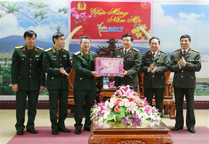 Đồng chí Thiếu tướng Nguyễn Sỹ Hội - Phó Tư lệnh Quân khu 4 dẫn đầu đã đến thăm, chúc Tết cán bộ, chiến sỹ Công an tỉnh Nghệ An