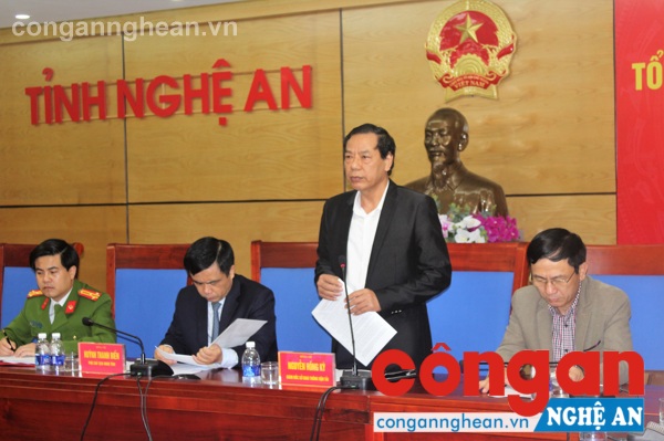 Đồng chí Nguyễn Hồng Kỳ, Giám đốc Sở GTVT, Phó Ban ATGT tỉnh báo cáo kết quả năm 2016 và triển khai năm 2017
